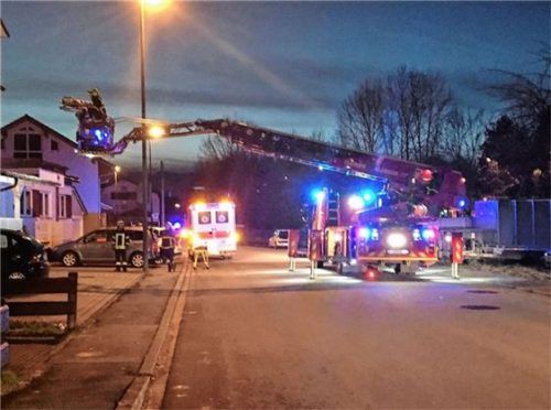 Mit der Drehleiter musste die Feuerwehr Kolbermoor den Rettungsdienst unterstützen.Foto FFW Kolbermoor