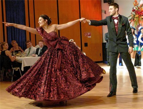 Mit ihrem Prinzenwalzer begeisterten Simone I. und Matthias I. beim Krönungsball.