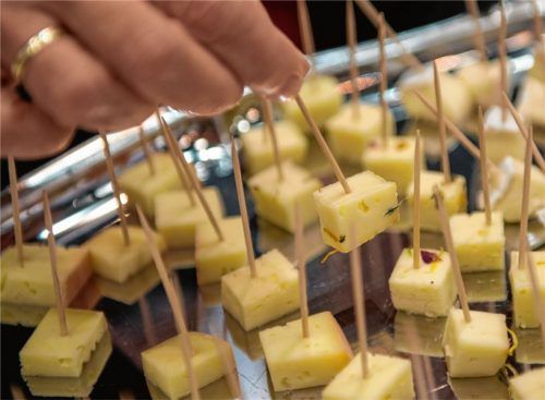 Mit Käse-Kostproben, wie hier auf der Grünen Woche in Berlin, braucht man den Rosenheimern, Mühldorfern und Altöttingern nicht kommen. Sie verzehren ihn nämlich kiloweise im Jahr, versteht sich. Foto dpa