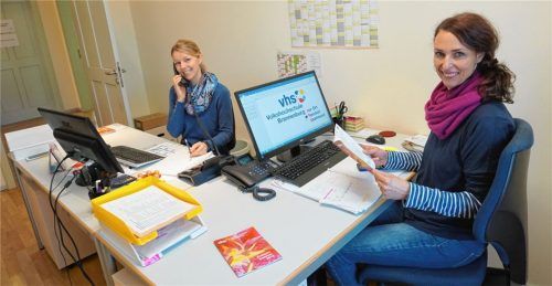 Mit Schwung bei der Arbeit: Verena Reichl (links) und Annalena Irlbeck.Foto Dorendorf-Gietl