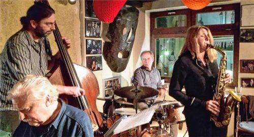 Musikalische Familienbande: Hermann Breuer, ausnahmsweise am Klavier statt an der Posaune, und seine Tochter Carolyn Breuer am Saxofon beim Gastspiel in Rosenheim. Foto rose