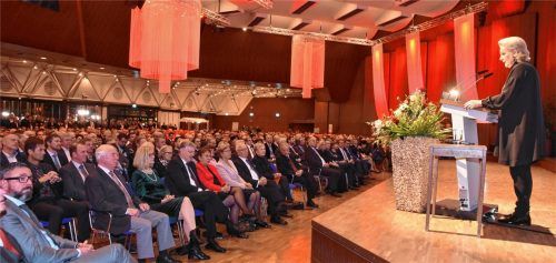 Nach eineinhalbstündigem Begrüßungsmarathon: Oberbürgermeisterin Gabriele Bauer sprach im Kuko vor über 1000 geladenen Gästen über ihr Verständnis von Heimat. Fotos Schlecker