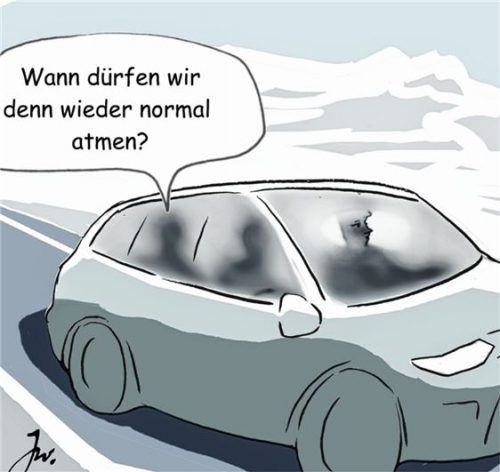 Nässe im Auto führt zu beschlagenen Scheiben. Schuhe abklopfen, Lüftung und Klimaanlage an und geeignete Fenstertücher schaffen Abhilfe. Foto  goslar institut