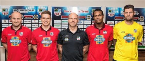 Neu beim SB Chiemgau Traunstein (von links): Adnan Basic, Josef Wittmann, Trainer Michael Schütz, Jose Antonio Moreno und Dominik Süßmaier. Foto  Weitz