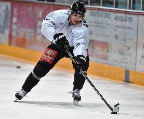 Neuzugang Chase Witala kann es auch mit zwei Pucks: Der 22-jährige Kanadier bestreitet heute beim Topspiel in Deggendorf sein Debüt im Rosenheimer Trikot. Fotos  Ziegler