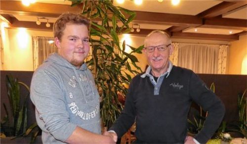 Neuzugang im Vorstand des Maibaumvereins: Beisitzer Florian Wieland (links). Vorsitzender Bonifaz Heilmann gratulierte zur Wahl.Foto Greiner