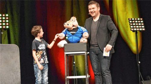 Noah ist glücklich: Sebastian Reich erfüllte seinen Wunsch, einmal Amanda die Hand zu schütteln. Foto  Sieberath