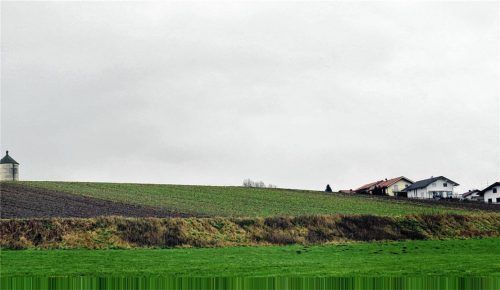 Nördlich der Häuser am Berg- und am Schwalbenweg in Tuntenhausen soll das neue Baugebiet entstehen. Foto Stache