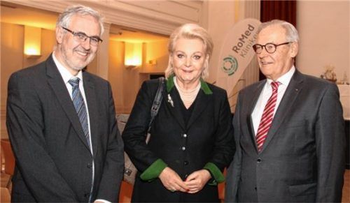 Oberbürgermeisterin Gabriele Bauer und der Geschäftsführer der Romed-Kliniken, Peter Lenz, wünschten dem scheidenden Chefarzt Professor Dr. Thomas Beck (rechts) für seinen Ruhestand alles Gute.Foto Romed-Kliniken