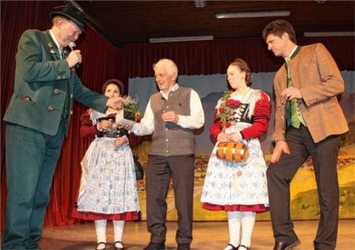 OK-Präsident und Bürgermeister Claus Pichler (links) und Moderator Harald von Knoerzer-Suckow bedachten Herbert „Stoase“ Steinbeißer stellvertretend für die vielen ehrenamtlichen Helfer mit einem Präsent.Fotos Seifert