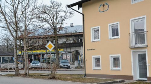 Omar S. (kleines Bild) war in Deutschland als Kickboxer erfolgreich. Das Foto entstand bei einer Siegerehrung in Augsburg. In diesem gelben Haus in der Trostberger Straße wurde er in Schnaitsee festgenommen. Fotos maier, fkn