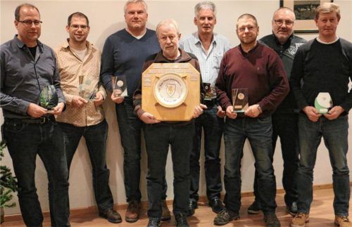 Organisator und Zweiter Abteilungsleiter Franz Reibl (Zweiter von rechts) gratulierte den Gewinnern sowie besonders dem besten Allrounder Helmut Reger vom SV Pang (Bildmitte).Foto Erlich