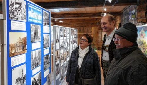Ortschronist und Initiator der Ausstellung, Martin Hainzl (Mitte), erläutert Besuchern die seltenen Bilddokumente. Fotos Hoffmann