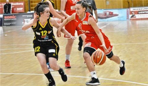 Pauline Huber (rechts) und ihre Mannschaft wollen mit einem Sieg in das neue Jahr starten. Foto Hoerndl