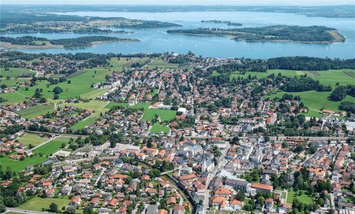 Prien am Chiemsee – Die Aufnahme von Mathias Stampfl zeigt eines der Pfunde, mit denen die Marktgemeinde Prien am Chiemsee punkten kann: die Lage am Ufer des Bayerischen Meeres mit dem Hafen als Ausgangspunkt zu den beliebten Inseln. Foto  Mathias Stampfl/PriMa