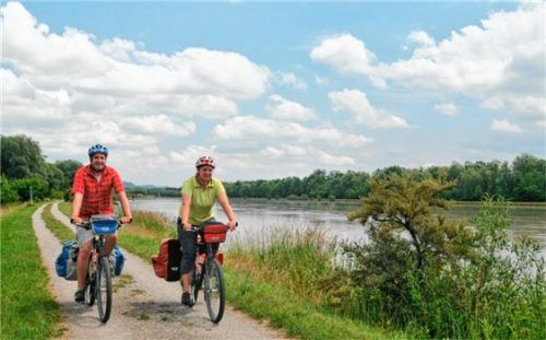 Radeln entlang dem Fluss auf dem Inn-Radweg: Das Radwegenetz wird 2018/2019 ausgebaut. Fotos re