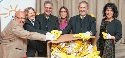 „Richtig anpacken“ im bevorstehenden Wahlkampf wollen nach ihrer Nominierung unter der Wahlleitung von Florian Streibl (Dritter von links) folgende Kandidaten: Stephan Bruhn, Mary Fischer, Barbara Stein, Sepp Hofer und Christine Degenhart (von links). Foto Freie Wähler
