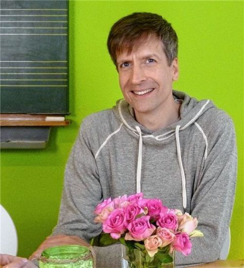 Robert Plucinsky, den viele Waldkraiburger noch aus dem „Point“ kennen, lebt und wirkt heute in Berlin. Er hat das Kartenset „Inneres Kind“ (rechts) entwickelt, das Martina Sophie Pankow illustriert hat.Fotos  vk