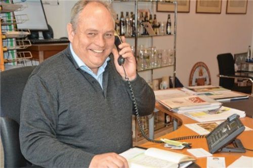 Roland Bräger, im „ersten Beruf“ Brauereidirektor bei Maxlrainer, will mit dem Wirtschaftsforum Mangfalltal einige Themen besonders vorantreiben. Dazu muss – mit dem Einverständnis seines Arbeitgebers – auch mal das Büro in der Brauerei genutzt werden. Foto sen