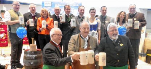 Rosenheim zapft an auf der Grünen Woche. Im Vordergrund von links: Rosenheims Zweiter Bürgermeister Anton Heindl, Landrat Wolfgang Berthaler und Bayernbund-Landesvorsitzender Sebastian Friesinger schenken den Berlinern keinen reinen Wein, sondern Flötzinger, Auerbräu und Maxlrainer ein. Foto hötzelsperger