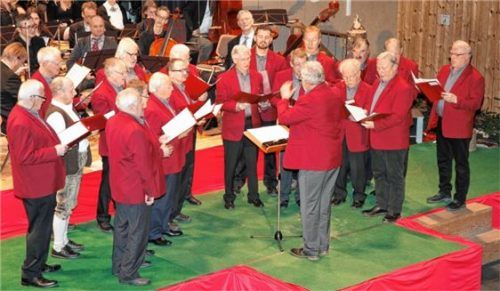 Sänger und Orchester gaben sich die größte Mühe, um die Konzertbesucher zu unterhalten. Foto re