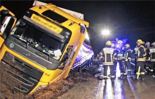 Sattelzug landet im Graben