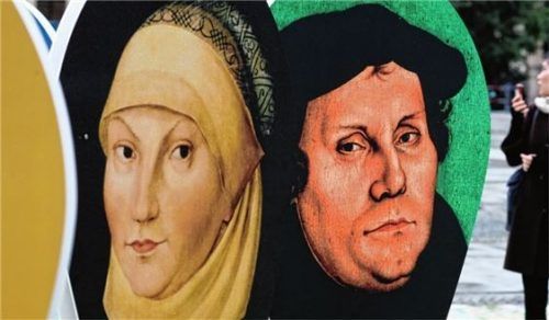 Schautafeln mit dem Bildnis von Martin Luther und seiner Frau Katharina von Bora. Foto dpa
