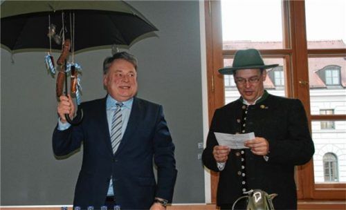 Schirmherr Minister Helmut Brunner (links) übernimmt mit einem Schirm symbolisch die Schirmherrschaft der Schafhaltervereinigung unter Erstem Vorsitzenden Roland Kirr.Foto re