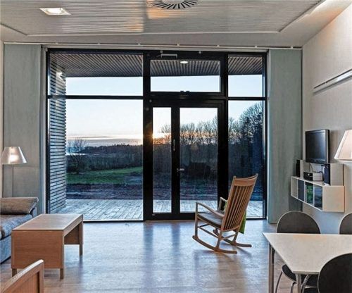 Schöne Aussicht, stilvoll eingerichtet und im Modell schon fertig: Diese Computeranimation zeigt ein Zimmer des Chiemseehospizes, das bald in Bernau gebaut werden soll. Dem Projekt ist ein wesentlicher Teil der OVB-Aktion für die Hospizbewegung gewidmet. Ludes Generalplaner GmbH