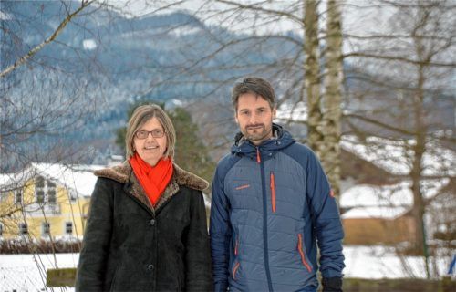 Schöne Aussichten: Die OVB-Heimatzeitungen trafen sich mit Dr. Robert Kühnbach und Brückenschwester Christa Zepper in Bernau. Sie stehen auf dem Grundstück, auf dem schon bald das Chiemseehospiz gebaut wird. Foto simeth