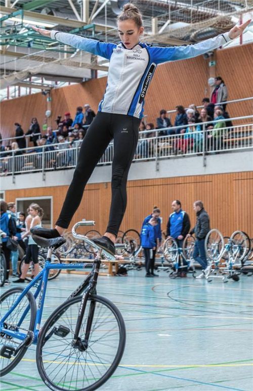 Schüler-Weltrekordhalterin Jana Pfann beim Sattellenkerstand rückwärts, eine Höchstschwierigkeit, die keine Spannungs- und Konzentrationsfehler erlaubt. Sie startet heuer erstmals in der U19 und erzielte Platz eins.