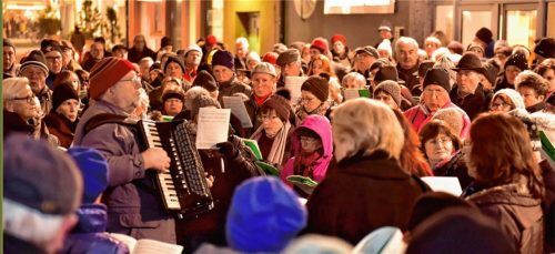 Sehr beliebt: das Weihnachtssingen mit den OVB-Heimatzeitungen und Volksmusikpfleger Ernst Schusser. Die gute Resonanz zeigt, dass Singen eigentlich ein Bedürfnis der Menschen ist.