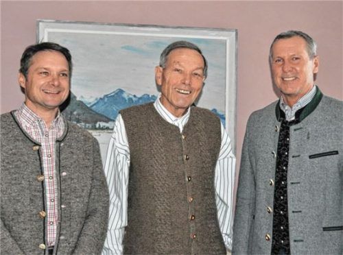 Seinem Lehrherren zum 80. Geburtstag gratulieren konnte Peter Enzmann, Geschäftsführer der Grassauer Verwaltung (links). Glückwünsche bekam Claus-Dieter Hotz (Mitte) auch von Bürgermeister Rudi Jantke.Foto tb