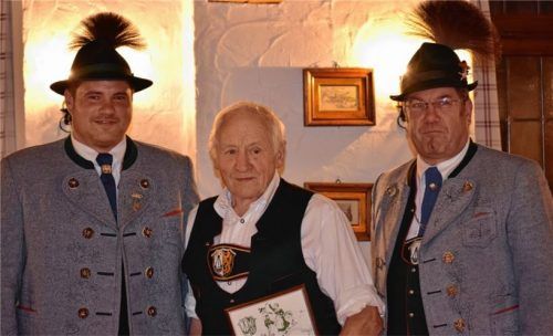 Seit 60 Jahren Mitglied des Trachtenvereins „D’Brünnstoana“ Niederaudorf ist Georg Schweighofer (Mitte). Dazu gratulierten Peter Seebacher (rechts) und Andreas Buchauer (links).Foto lotter