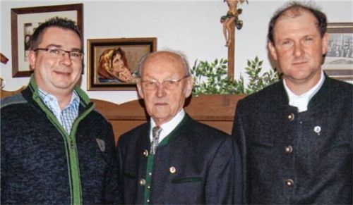 Seltenes Jubiläum: Thomas Ettenhuber (Mitte) ist seit 60 Jahren bei der Krieger- und Soldatenkameradschaft. Es gratulierten Christian Hefele (links) und Franz Jackl.Foto re