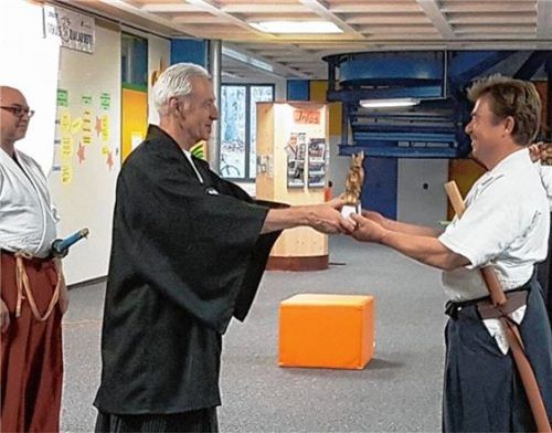 „Shihan“ Norbert Punzet überreicht den Ehrenpokal an den Sieger Hubert Hohmann beim „Drachenpokal“.Fotos re