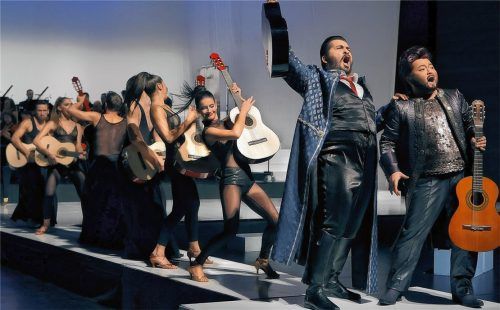 Showtime für Figaro (Gotha Abuladze) und Graf Almaviva (Hui Jin, rechts). Foto  festspiele erl