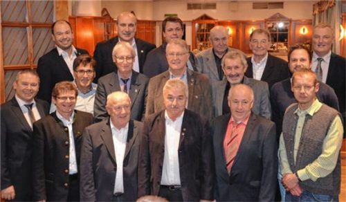 Sie stehen seit zehn und mehr Jahren als Schiedsrichter auf dem Platz. Dafür wurden die Schiedsrichter der Gruppe Inn nun ausgezeichnet.Foto Johannes Pöllmann
