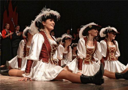 Sieht leicht aus, erfordert aber jede Menge Training: Auch der Spagat gehört zum Programm der Aschauer Garde.