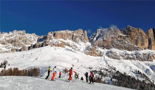 Skifahren am Fuße des Rosengarten bei traumhaftem Panorama. Foto  Wanninger