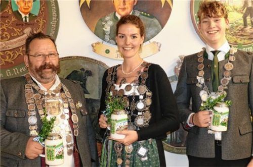 So sehen Sieger aus: Die drei Aschauer Schützenkönige (von links) Martin Klampfleitner senior, Janina Frank und Lukas Brühl. Foto reh