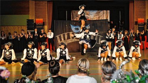 Sprungspagat der Bernauer „Chiemseenixen“ – sie feiern in diesem Jahr ihren 15. Geburtstag.