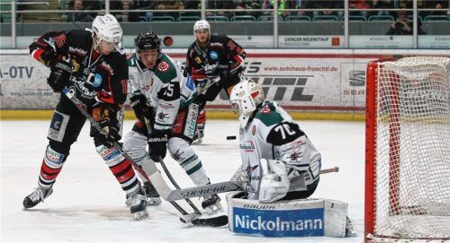 Starbulls-Tormann Luca Endres und Verteidiger Florian Krumpe stemmen sich hier dem Regensburger Peter Flache entgegen.Foto Nickl