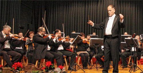 Starker Auftritt III: Professor Antal Barnás dirigierte das Töginger Publikum in der Kantine zum Radetzkymarsch.Fotos reu