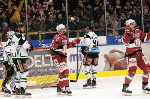 Stefan Reiter (rechts) jubelt über das spielentscheidende Tor zum 2:0, als er die Scheibe unhaltbar für Starbulls-Keeper Lukas Steinhasuer abfälschte.Foto  Gerleigner