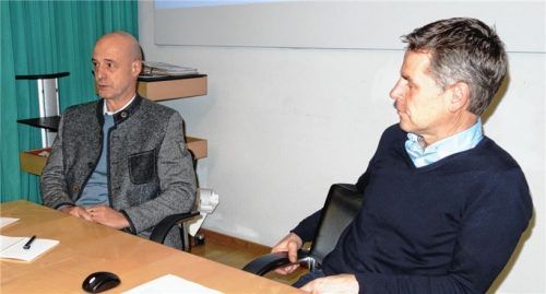 Stellte sich dem Gemeindrat vor: Peter Linsenmann (links), der neue Geschäftsführer des Achental-Tourismus, hier neben Bürgermeister Andreas Scheck.Foto gi