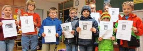 Stolz auf ihr FitZ-Zertifikat: die jungen Nachwuchskünstler der Grundschule Pang – erfahren in der Arbeit mit Ton und verschiedenen Maltechniken.Foto re