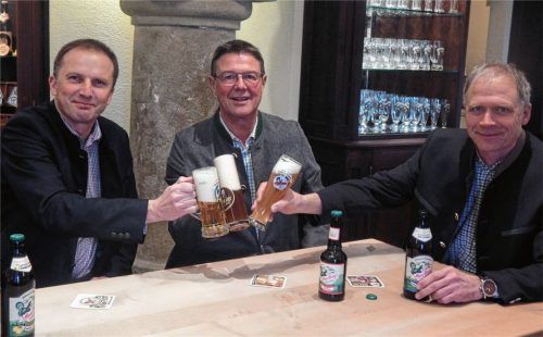 Stoßen auf die Zukunft und auf Erreichtes an: Tilo Ruttmann, neu in der Geschäftsführung bei Auerbräu, Ferdinand Steinacher, scheidender Geschäftsführer, Braumeister Thomas Frank (von links).Foto  sen