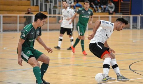 Szenen aus der letzten Vorrunde im Hallenfußball-Sparkassenpokal: Links zaubert Sechziger Danijel Majdancevic vor SBR-Neuzugang Egehan Caner, rechts versucht sich Bruckmühls Maxi Gürtler gegen die Panger Defensive durchzusetzen.Fotos Ruprecht