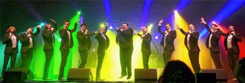 „The 12 Tenors“ singen und tanzen und bieten eine energiepralle Show. Foto janka